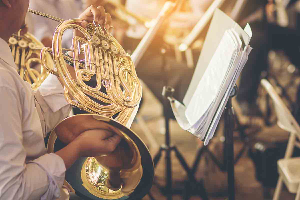 musik-horn-blasinstrument-konzert-PanumasAdobeStock_175702915