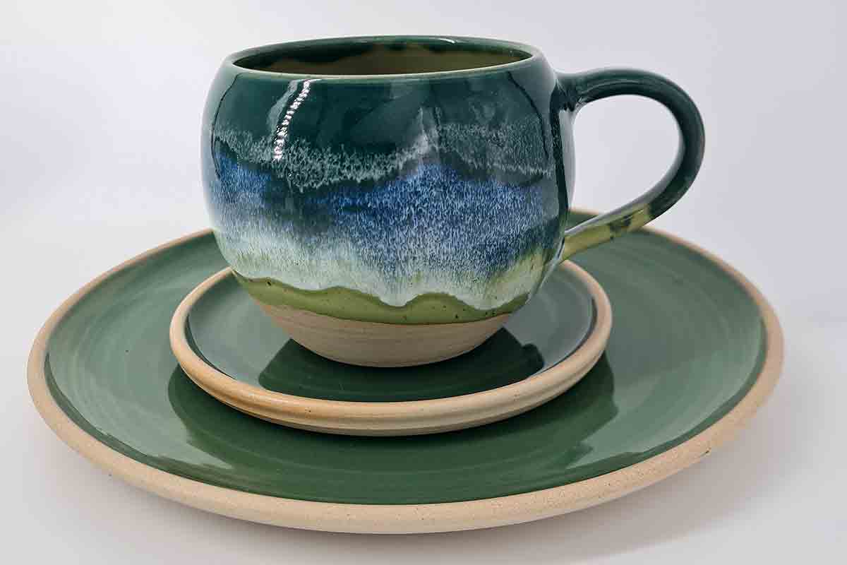 Rose-Marie-Nyqvist_Keramik-Atelier-Birkenhof_-Tasse-und-Teller_-Steinzeug_-2026_Foto-Rose-Marie-Nyquist